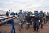Fotografía cedida este 28 de julio por YPF, Yacimientos Petrolíferos Fiscales, en la que se captó a la directora gerente del Fondo Monetario Internacional (FMI), Kristalina Georgieva (c), durante una visita a Loma Campana, el principal yacimiento que opera la petrolera dentro de la gigantesca formación de hidrocarburos no convencionales de Vaca Muerta, en el suroeste de Argentina. EFE/YPF
