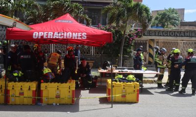 Un grupo de rescatistas de Chile trabajando el miércoles en Catia La Mar, La Guaira (Venezuela), para sacar a Hernán Gil, un venezolano que llevaba una semana bajo los escombros de un edificio tras los terremotos. EFE/ Miguel Gutiérrez