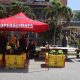Un grupo de rescatistas de Chile trabajando el miércoles en Catia La Mar, La Guaira (Venezuela), para sacar a Hernán Gil, un venezolano que llevaba una semana bajo los escombros de un edificio tras los terremotos. EFE/ Miguel Gutiérrez