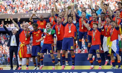 España celebra la Copa del Mundial 2026 tras vencer en la final a Argentina. EFE/EPA/CHRISTOPHER NEUNDORF