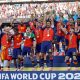 España celebra la Copa del Mundial 2026 tras vencer en la final a Argentina. EFE/EPA/CHRISTOPHER NEUNDORF