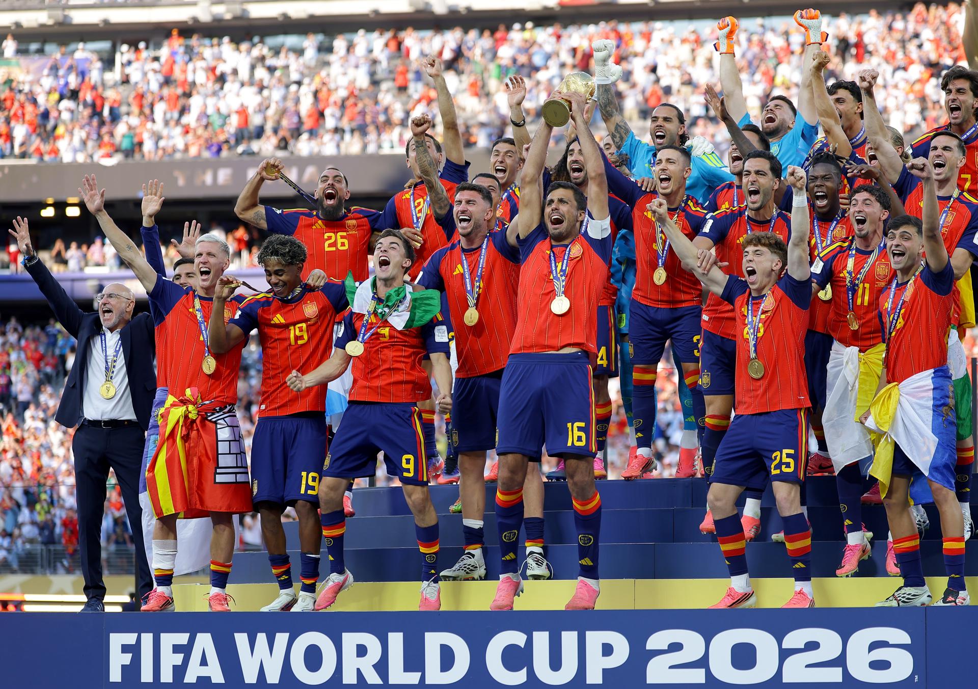 España celebra la Copa del Mundial 2026 tras vencer en la final a Argentina. EFE/EPA/CHRISTOPHER NEUNDORF