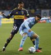 Felipe Faúndez (d), de O'Higgins, es marcado por el colombiano Sebastián Villa, de Boca Juniors, en partido de la Copa Sudamericana en el estadio Codelco El Teniente en Rancagua (Chile). EFE/Elvis González
