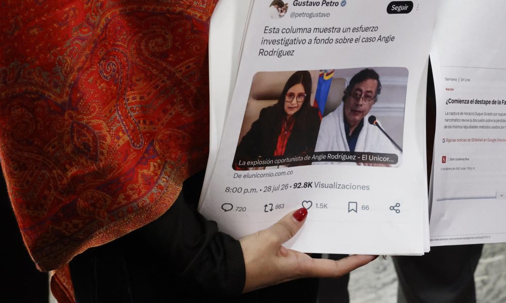 Angie Rodríguez sostiene un documento tras presentar una denuncia ante la Comisión de Acusación de la Cámara de Representantes contra el presidente Gustavo Petro, este 29 de julio de 2026, en Bogotá (Colombia). EFE/Mauricio Dueñas Castañeda