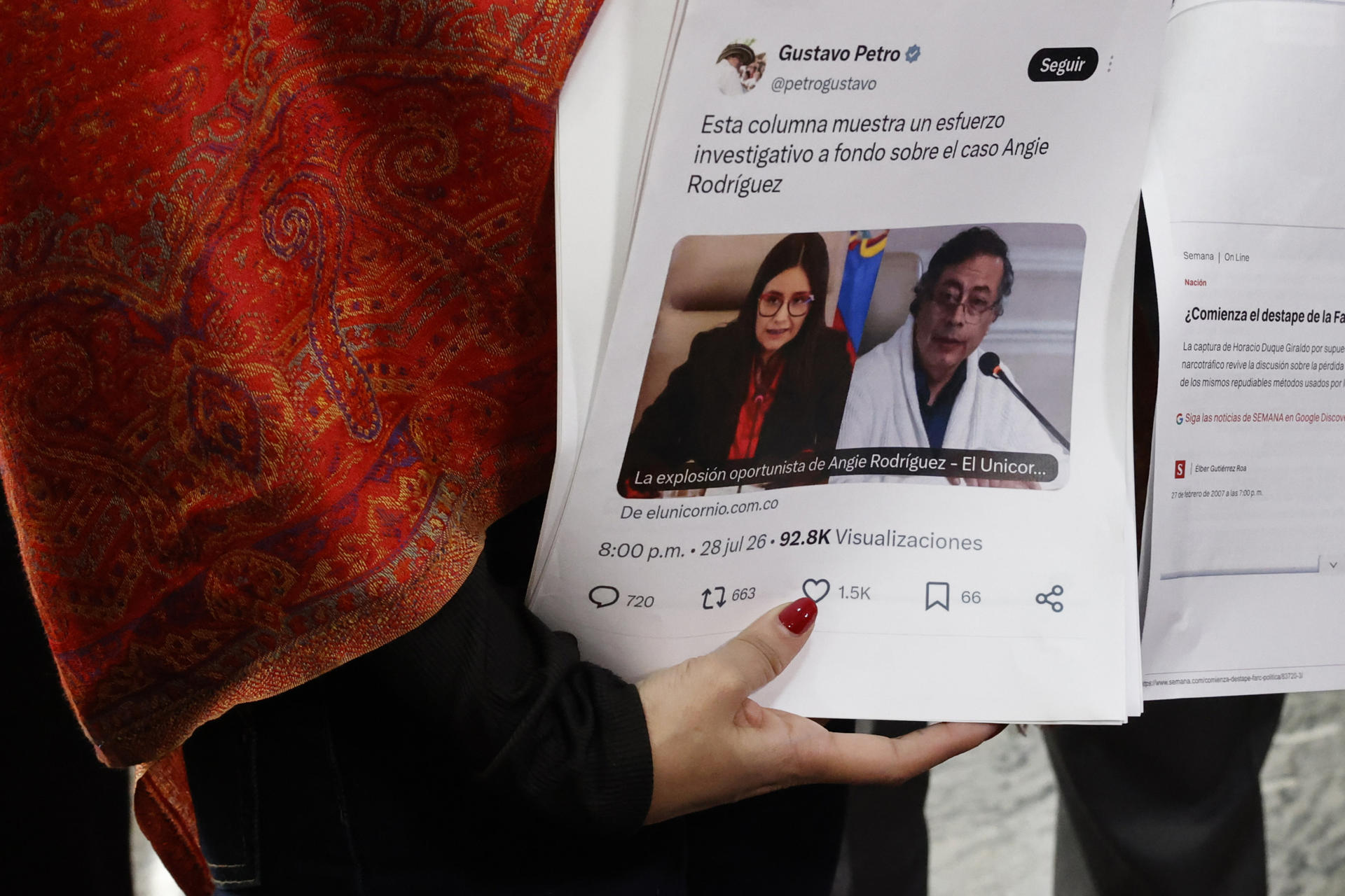 Angie Rodríguez sostiene un documento tras presentar una denuncia ante la Comisión de Acusación de la Cámara de Representantes contra el presidente Gustavo Petro, este 29 de julio de 2026, en Bogotá (Colombia). EFE/Mauricio Dueñas Castañeda