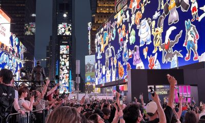 Jugadores del juego de realidad aumentada Pokémon GO se reúnen para derrotar al legendario Mewtwo en el marco de un evento para celebrar el décimo aniversario del lanzamiento del videojuego en Times Square en Nueva York (EE.UU.). EFE/ Jan Téllez Asensio