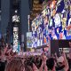 Jugadores del juego de realidad aumentada Pokémon GO se reúnen para derrotar al legendario Mewtwo en el marco de un evento para celebrar el décimo aniversario del lanzamiento del videojuego en Times Square en Nueva York (EE.UU.). EFE/ Jan Téllez Asensio