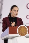 La presidenta de México, Claudia Sheinbaum, habla durante una rueda de prensa este lunes en Palacio Nacional de la Ciudad de México (México). EFE/José Méndez
