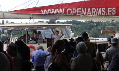 Fotografía que muestra el buque Astral, de la organización humanitaria Open Arms, llegando al puerto de La Habana, como parte de la iniciativa 'Rumbo a Cuba', con equipos fotovoltaicos e insumos médicos destinados a un hospital pediátrico, para apoyar a la isla frente al bloqueo petrolero de Estados Unidos, este domingo, en La Habana (Cuba). EFE/ Ernesto Mastrascusa