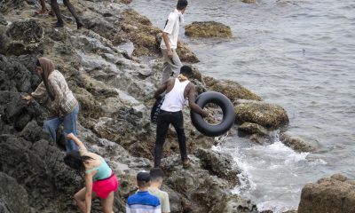 Jóvenes que regresaron de España se reúnen en el cruce fronterizo de Bab Sebta, cerca de Fnideq, Marruecos, el 31 de julio de 2026. Los disturbios estallaron cuando miles de personas se congregaron cerca de la frontera, algunas intentaron cruzar a Ceuta y se enfrentaron a las fuerzas de seguridad marroquíes. (Marruecos, España) EFE/EPA/JALAL MORCHIDI