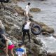 Jóvenes que regresaron de España se reúnen en el cruce fronterizo de Bab Sebta, cerca de Fnideq, Marruecos, el 31 de julio de 2026. Los disturbios estallaron cuando miles de personas se congregaron cerca de la frontera, algunas intentaron cruzar a Ceuta y se enfrentaron a las fuerzas de seguridad marroquíes. (Marruecos, España) EFE/EPA/JALAL MORCHIDI