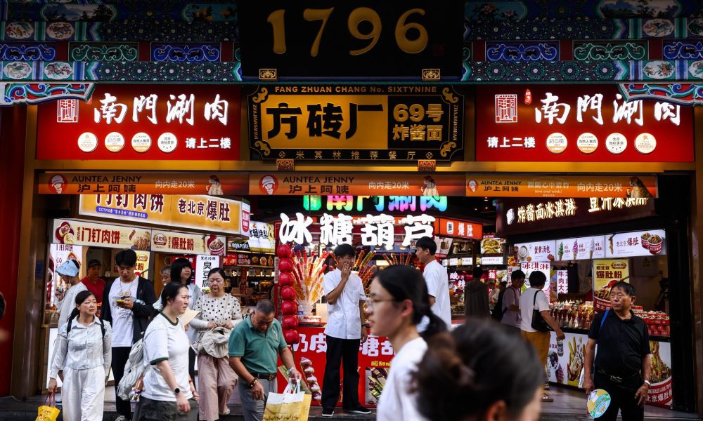 Personas caminando en una calle comercial de Pekín.
EFE/EPA/WU HAO
