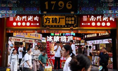 Personas caminando en una calle comercial de Pekín.
EFE/EPA/WU HAO