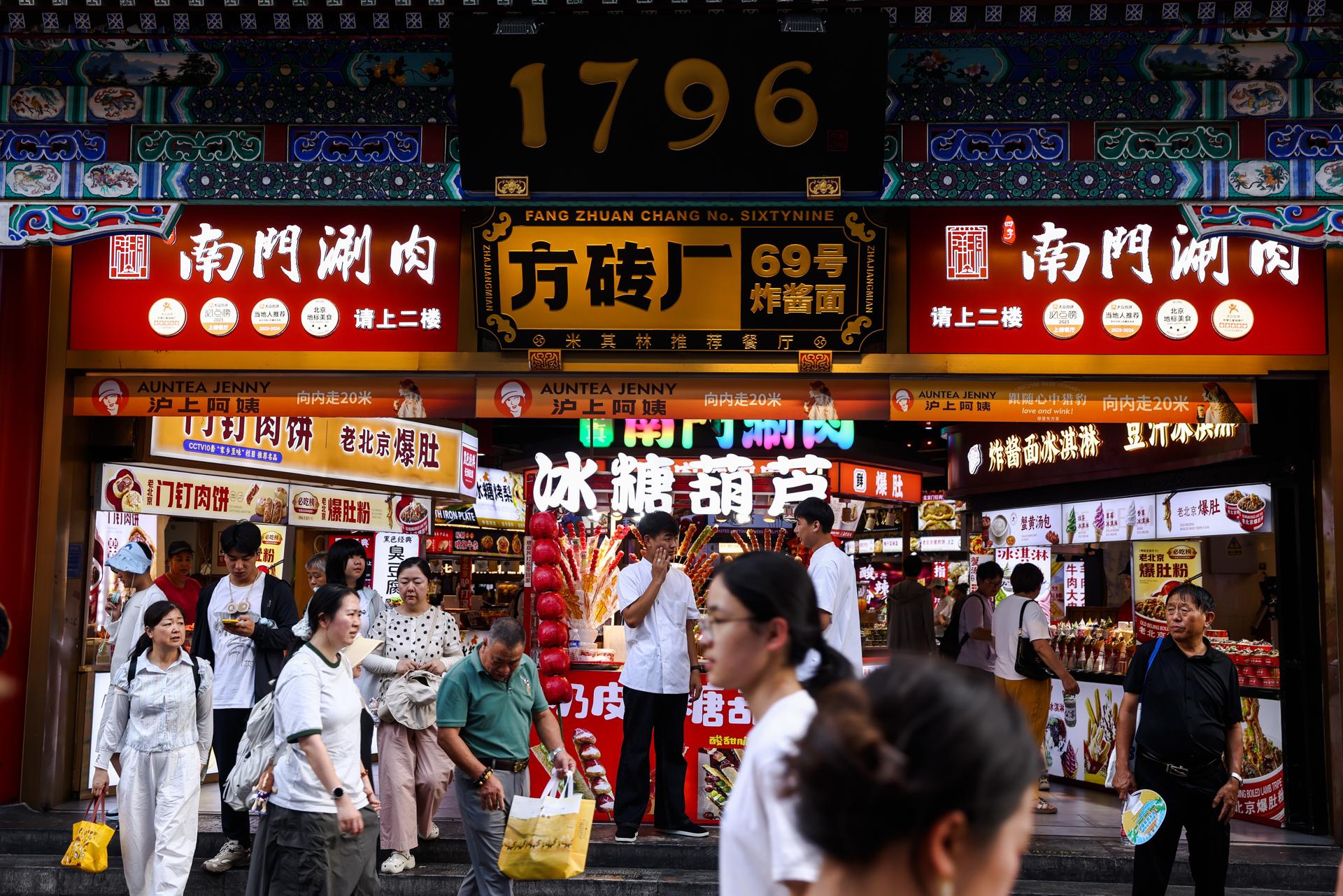 Personas caminando en una calle comercial de Pekín.
EFE/EPA/WU HAO