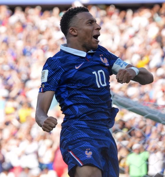 Kylian Mbappé alargó este sábado en Filadelfia la sombra de su historia en el Mundial al anotar su séptimo gol con un valor significativo: clasificó a Francia a cuartos de final a expensas de Paraguay, y ahora con 19 sigue a la sombra de Lionel Messi, el máximo anotador en estos torneos. EFE/ÁNGEL COLMENARES