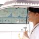 TOKIO (Japón), 22/07/2026.- Un peatón sostiene una sombrilla mientras pasa junto a una pantalla que muestra 37 grados Celsius, en Tokio, Japón, el 22 de julio de 2026.
EFE/EPA/RODRIGO REYES MARIN