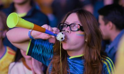 Decenas de aficionados colombianos fueron captados este 3 de julio al celebrar el triunfo de su selección de fútbol 1-0 sobre Ghana y el paso a los octavos de final del Mundial FIFA 2026, en Bogotá (Colombia). EFE/Carlos Ortega