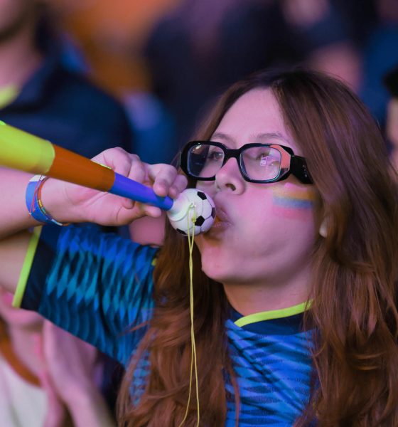 Decenas de aficionados colombianos fueron captados este 3 de julio al celebrar el triunfo de su selección de fútbol 1-0 sobre Ghana y el paso a los octavos de final del Mundial FIFA 2026, en Bogotá (Colombia). EFE/Carlos Ortega