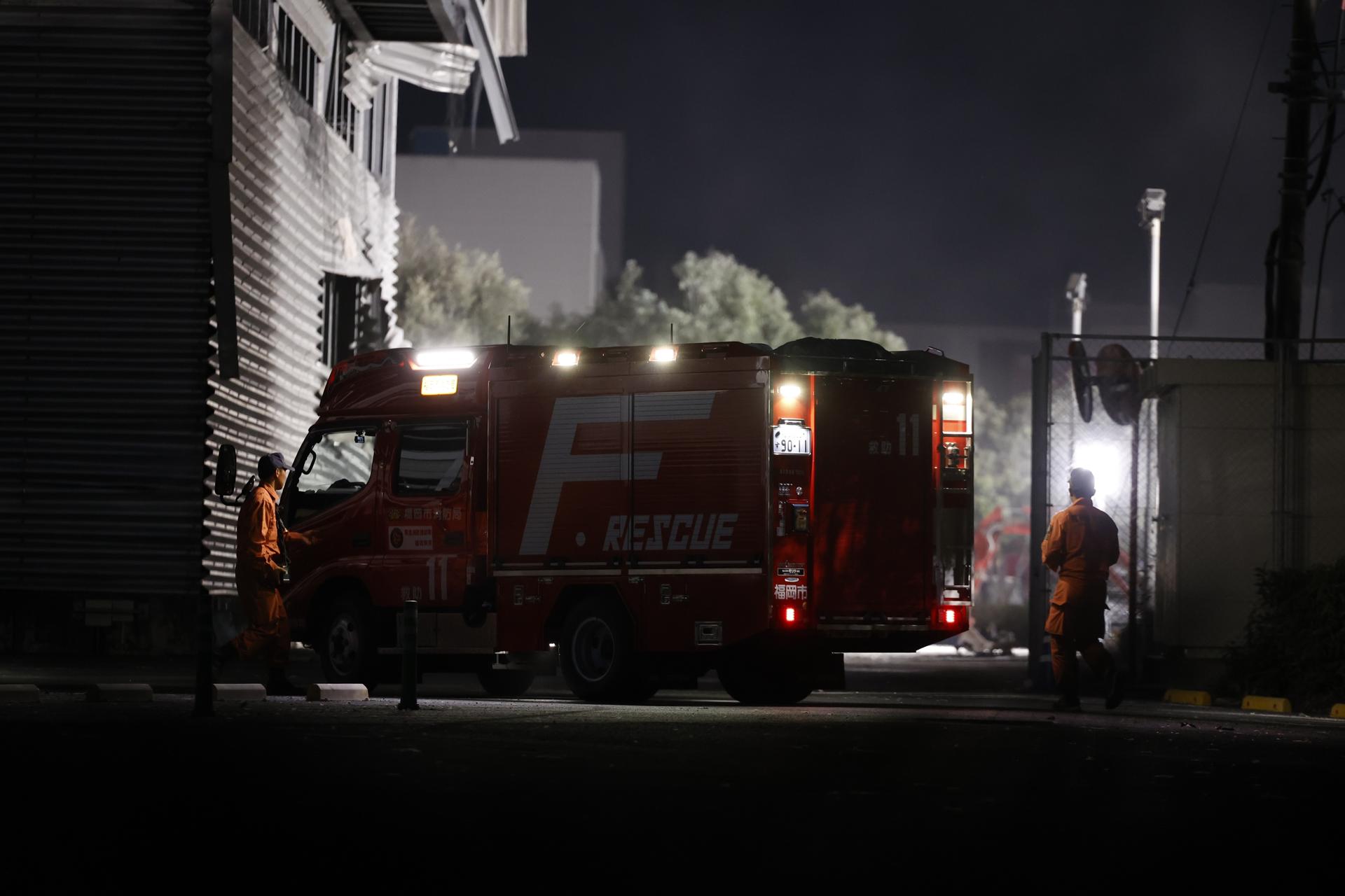 Equipos de rescatistas en el centro comercial Aeon Mall Kumamoto durante las operaciones de búsqueda y rescate.
EFE/EPA/RODRIGO REYES MARIN