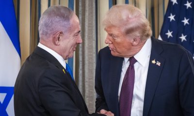 FOTO ARCHIVO. El presidente estadounidense, Donald Trump (d), estrecha la mano al primer ministro israelí, Benjamín Netanyahu (i), en Washington DC, (EE.UU.). EFE/EPA/JIM LO SCALZO / POOL