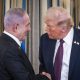 FOTO ARCHIVO. El presidente estadounidense, Donald Trump (d), estrecha la mano al primer ministro israelí, Benjamín Netanyahu (i), en Washington DC, (EE.UU.). EFE/EPA/JIM LO SCALZO / POOL