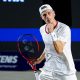 El canadiense Denis Shapovalov, 68 del mundo y actual campeón del Abierto 250 ATP de Los Cabos, remontó ante el australiano Rinky Hijikata, 93 mundial, y se impuso por 2-6, 6-3 y 6-2. EFE/Jorge Reyes