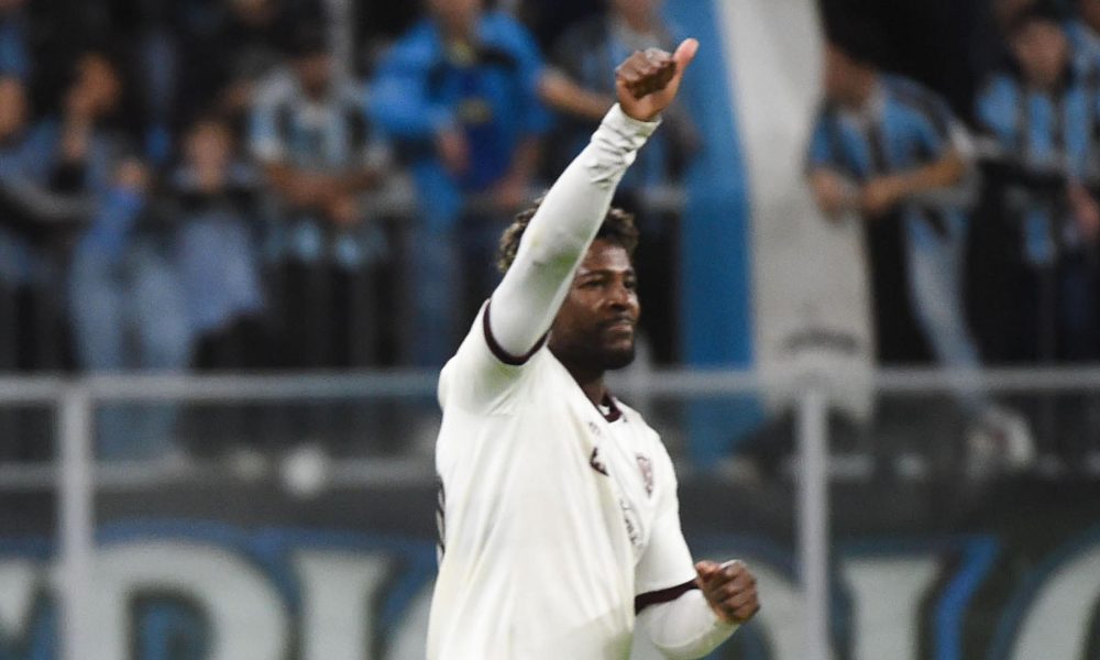 El colombiano Dairon Asprilla, autor del gol del triunfo de Bolívar en la Copa Sudamericana ante Gremio en el estadio Arena do Gremio, en Porto Alegre (Brasil). EFE/Ricardo Rimoli