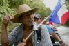 Fabián Castillo, campesino afectado por el decreto ejecutivo que ordena la clausura de los cementerios comunitarios para dar paso a la construcción del embalse de Río Indio, sostiene una bandera en rechazo al proyecto en la comunidad de Limón de Chagres (Panamá). EFE/Aris Mariota
