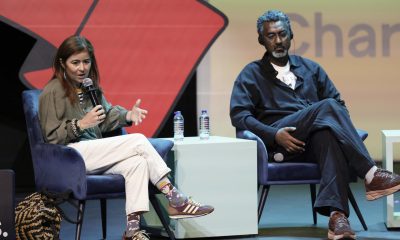 La periodista colombiana, Catalina Gómez Ángel (i), y el fundador de Khartoon Mag, Khalid Albaih, participan en la charla 'Los rostros cotidianos de la guerra' este domingo, durante el Festival Gabo de Periodismo en Bogotá (Colombia). EFE/ Carlos Ortega