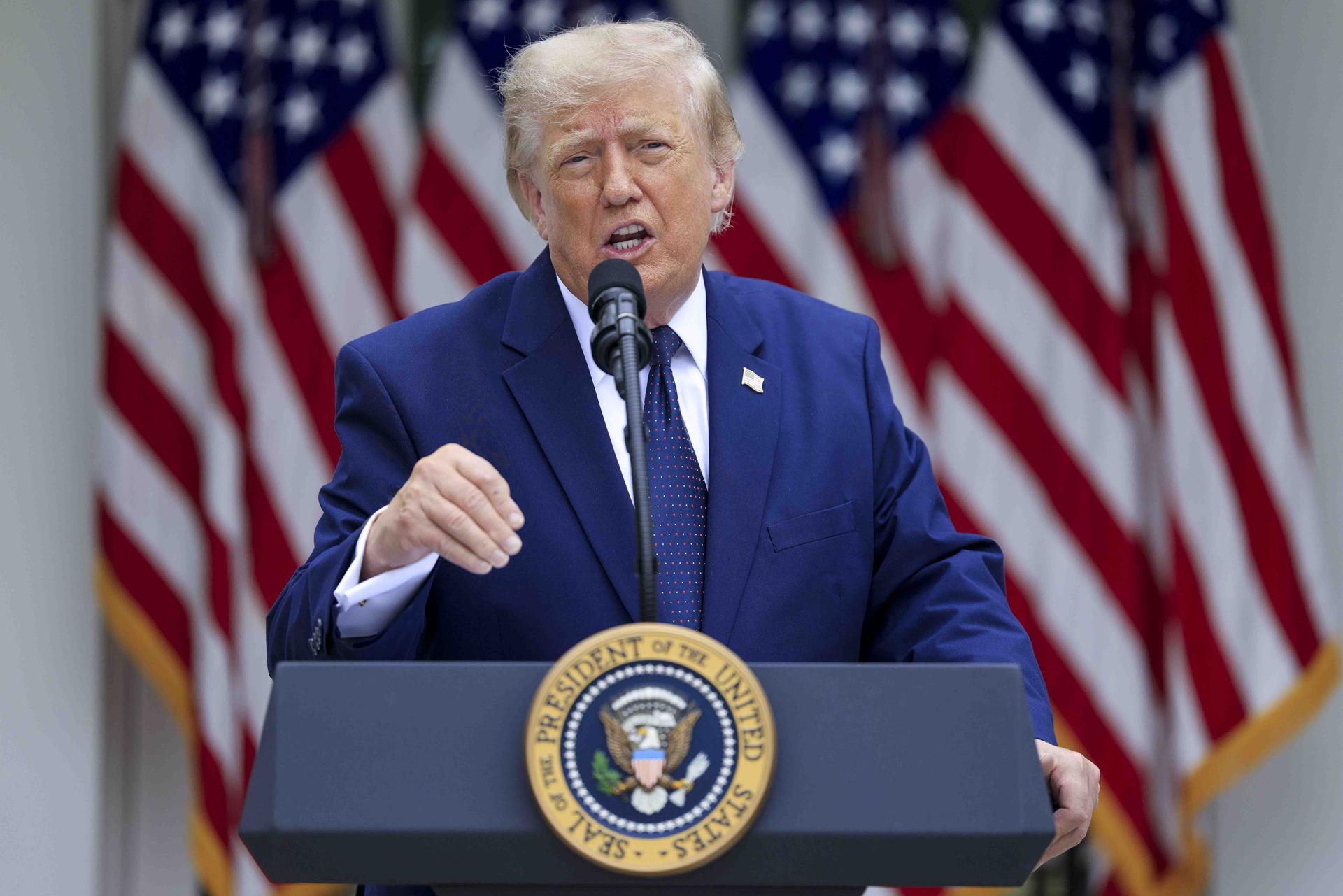Fotografía de archivo en la que se captó al presidente de Estados Unidos, Donald Trump, durante un acto púbico, en los jardines de la Casa Blanca, en Washington DC (EE.UU.). EFE/Shawn Thew/Pool