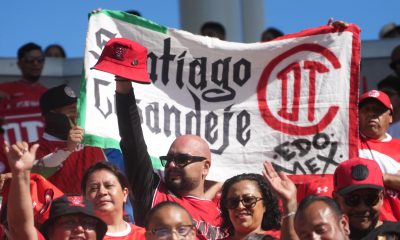 AME2919. LOS ÁNGELES (ESTADOS UNIDOS), 25/07/2026.- Aficionados de Toluca animan este sábado, previo al partido de la final de Campeón de Campeones entre Toluca y Cruz Azul en el Dignity Health Sports Park en Los Ángeles (Estados Unidos). EFE/ Omar Alonso