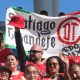 AME2919. LOS ÁNGELES (ESTADOS UNIDOS), 25/07/2026.- Aficionados de Toluca animan este sábado, previo al partido de la final de Campeón de Campeones entre Toluca y Cruz Azul en el Dignity Health Sports Park en Los Ángeles (Estados Unidos). EFE/ Omar Alonso