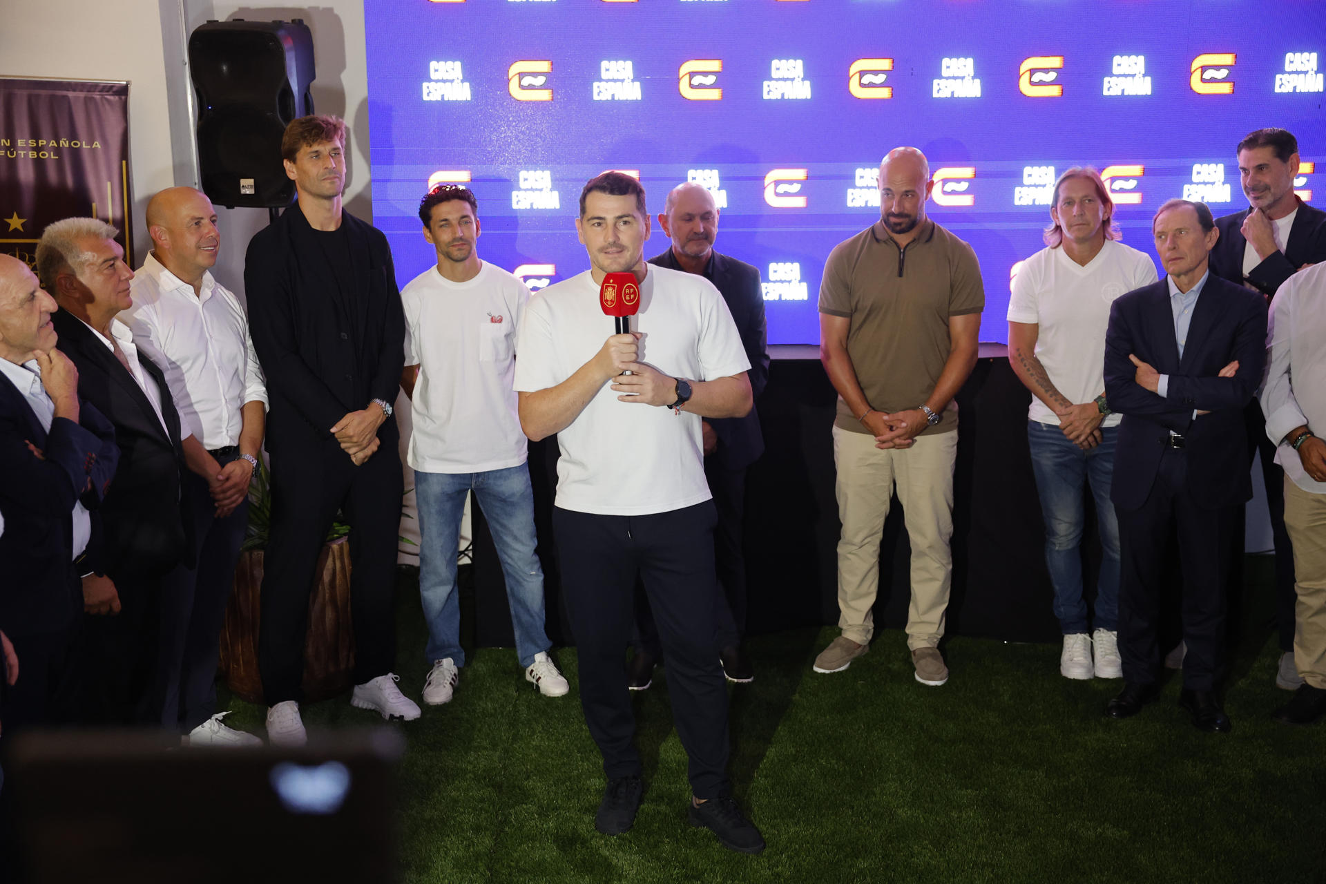 El exfutbolista español Iker Casillas (adelante) habla junto a otras leyendas de la selección de España este lunes, previo al partido de semifinales del Mundial ante Francia, en la Casa de España en Dallas. EFE/Lavandeira Jr