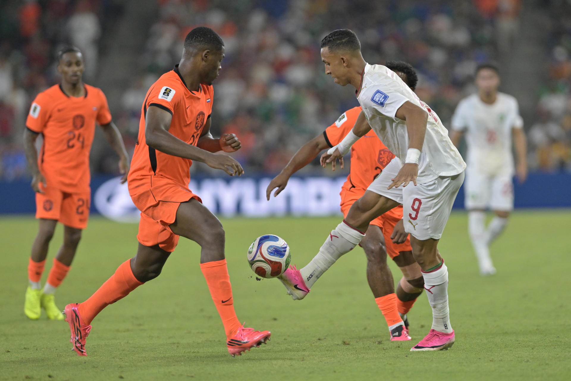 Fotografía del pasado 29 de junio, en la que puede verse al neerlandés Denzel Dumfries (2-i) durante un partido con su selección en el Mundial de Estados Unidos, México y Canadá. EFE/ Miguel Sierra