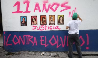 Una persona pinta un mural en memoria de las víctimas del multihomicidio de la colonia Narvarte, este viernes durante una rueda de prensa en Ciudad de México (México). EFE/ Sáshenka Gutiérrez