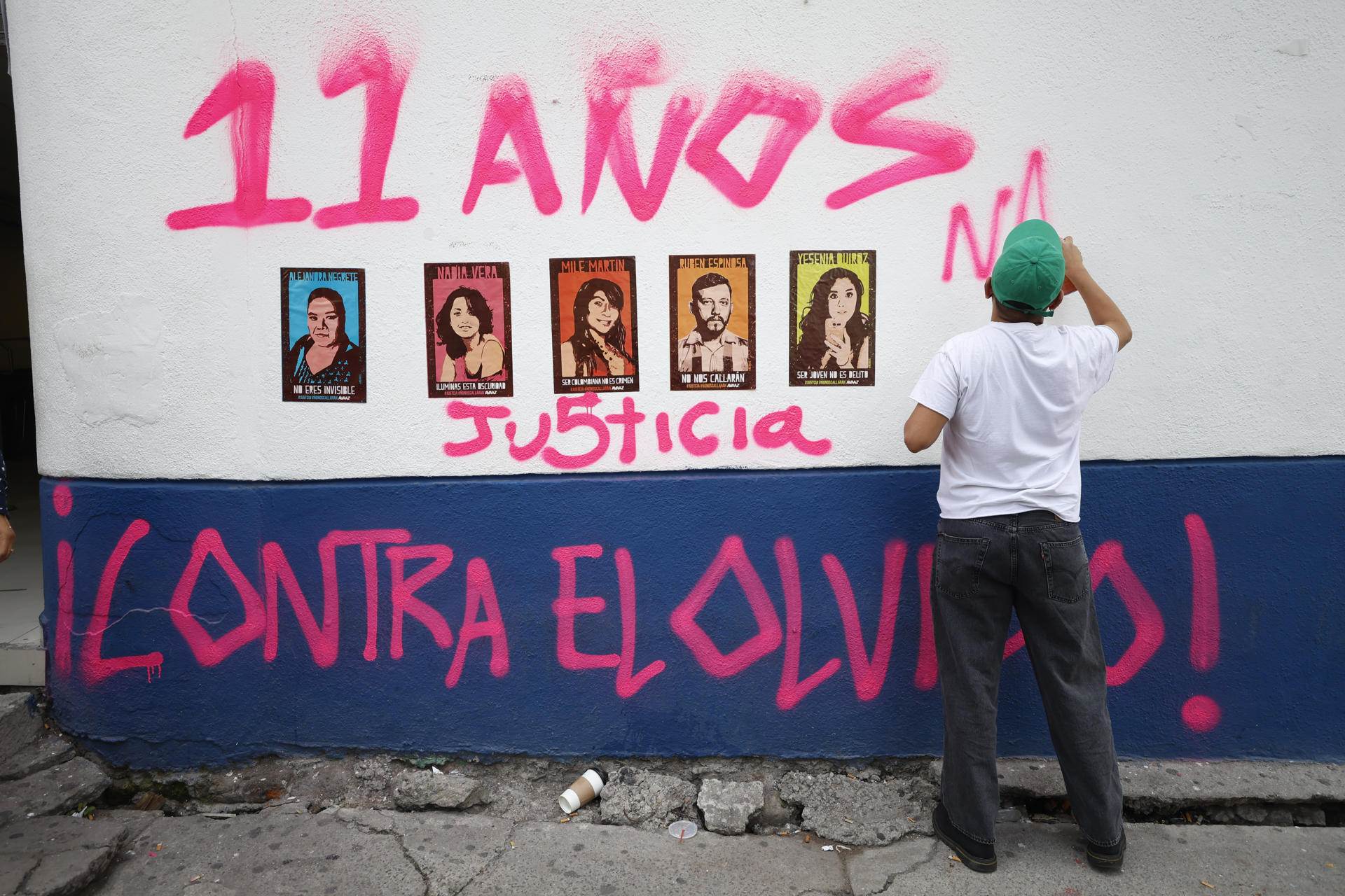 Una persona pinta un mural en memoria de las víctimas del multihomicidio de la colonia Narvarte, este viernes durante una rueda de prensa en Ciudad de México (México). EFE/ Sáshenka Gutiérrez