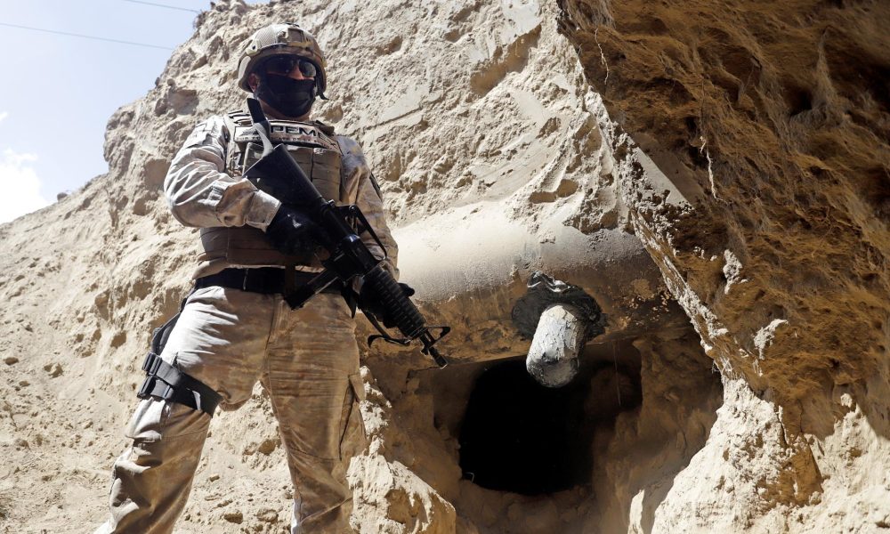 La Fiscalía General de la República (FGR) abrió una investigación después de que la Guardia Nacional asegurara unos 2.300 litros de hidrocarburo y localizara cuatro tomas clandestinas en el municipio de Ayotlán, en el occidental estado mexicano de Jalisco. Imagen de archivo. EFE/ Hilda Ríos