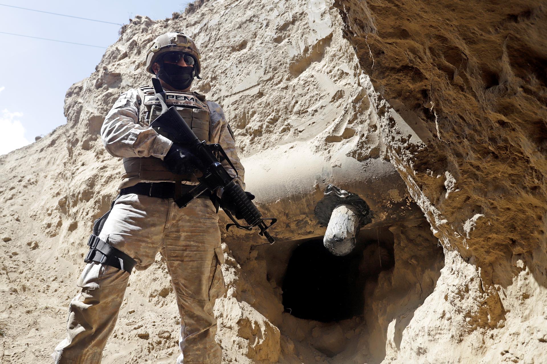 La Fiscalía General de la República (FGR) abrió una investigación después de que la Guardia Nacional asegurara unos 2.300 litros de hidrocarburo y localizara cuatro tomas clandestinas en el municipio de Ayotlán, en el occidental estado mexicano de Jalisco. Imagen de archivo. EFE/ Hilda Ríos