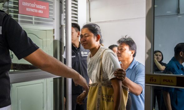 Bangkok (Tailandia), 13/07/2026.- Un familiar de una víctima del incendio del bar Na Lat Prhao ingresa al Instituto de Medicina Forense del Hospital de la Policía para identificar el cuerpo. EFE/EPA/ADRYEL TALAMANTES