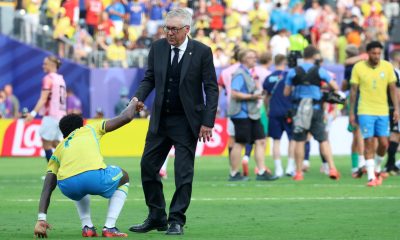 El seleccionador de Brasil Carlo Ancelotti (d) ayuda a ponerse de pie a Vinícius Júnior este domingo, al final de un partido por los octavos de final del Mundial de la FIFA 2026 entre Brasil y Noruega en el estadio MetLife en Nueva Jersey (Estados Unidos). EFE/ Octavio Guzman