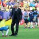 El seleccionador de Brasil Carlo Ancelotti (d) ayuda a ponerse de pie a Vinícius Júnior este domingo, al final de un partido por los octavos de final del Mundial de la FIFA 2026 entre Brasil y Noruega en el estadio MetLife en Nueva Jersey (Estados Unidos). EFE/ Octavio Guzman