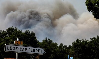 El humo se eleva sobre un bosque de pinos durante un incendio forestal que se propaga en Cap Ferret, en Lège-Cap-Ferret, en el suroeste de Francia. EFE/EPA/JULIEN REGUL