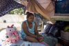 Alejandra Padrón, víctima de los terremotos del 24 junio, posa este lunes en Caraballeda (Venezuela). EFE/ Miguel Gutiérrez
