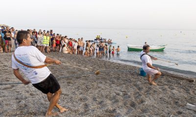 El municipio granadino de Almuñécar ha revivido por segundo año una de las tradiciones más entrañables de su pasado marinero con la recreación del tiro del copo, una ancestral práctica de pesca que desapareció de las costas andaluzas tras ser prohibida por la normativa vigente. EFE/Alba Feixas