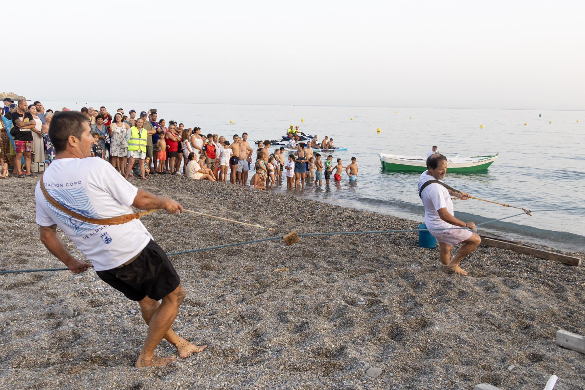 El municipio granadino de Almuñécar ha revivido por segundo año una de las tradiciones más entrañables de su pasado marinero con la recreación del tiro del copo, una ancestral práctica de pesca que desapareció de las costas andaluzas tras ser prohibida por la normativa vigente. EFE/Alba Feixas