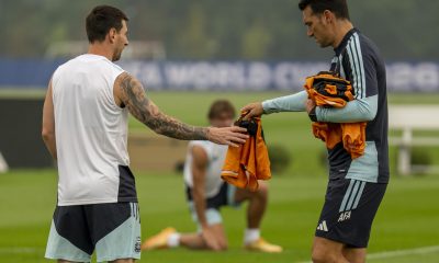 El futbolista argentino Lionel Messi (i) y su seleccionador, Lionel Scaloni (d), este sábado, durante el último entrenamiento del equipo con vistas a la final del Mundial de Estados Unidos, México y Canadá, que juegan este domingo contra España. EFE/ Angel Colmenares