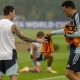 El futbolista argentino Lionel Messi (i) y su seleccionador, Lionel Scaloni (d), este sábado, durante el último entrenamiento del equipo con vistas a la final del Mundial de Estados Unidos, México y Canadá, que juegan este domingo contra España. EFE/ Angel Colmenares