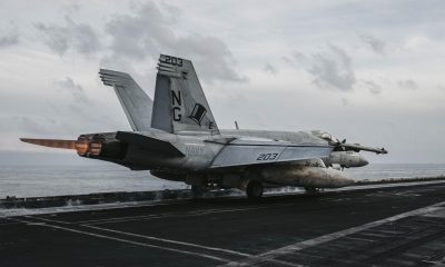 Fotografía difundida por el CENTCOM que muestra un avión de combate en el USS Abraham Lincoln durante una de las operaciones aéreas contra objetivos militares en Irán mientras navega en aguas regionales. EFE/ CENTCOM - SOLO USO EDITORIAL/SOLO DISPONIBLE PARA ILUSTRAR LA NOTICIA QUE ACOMPAÑA (CRÉDITO OBLIGATORIO) -