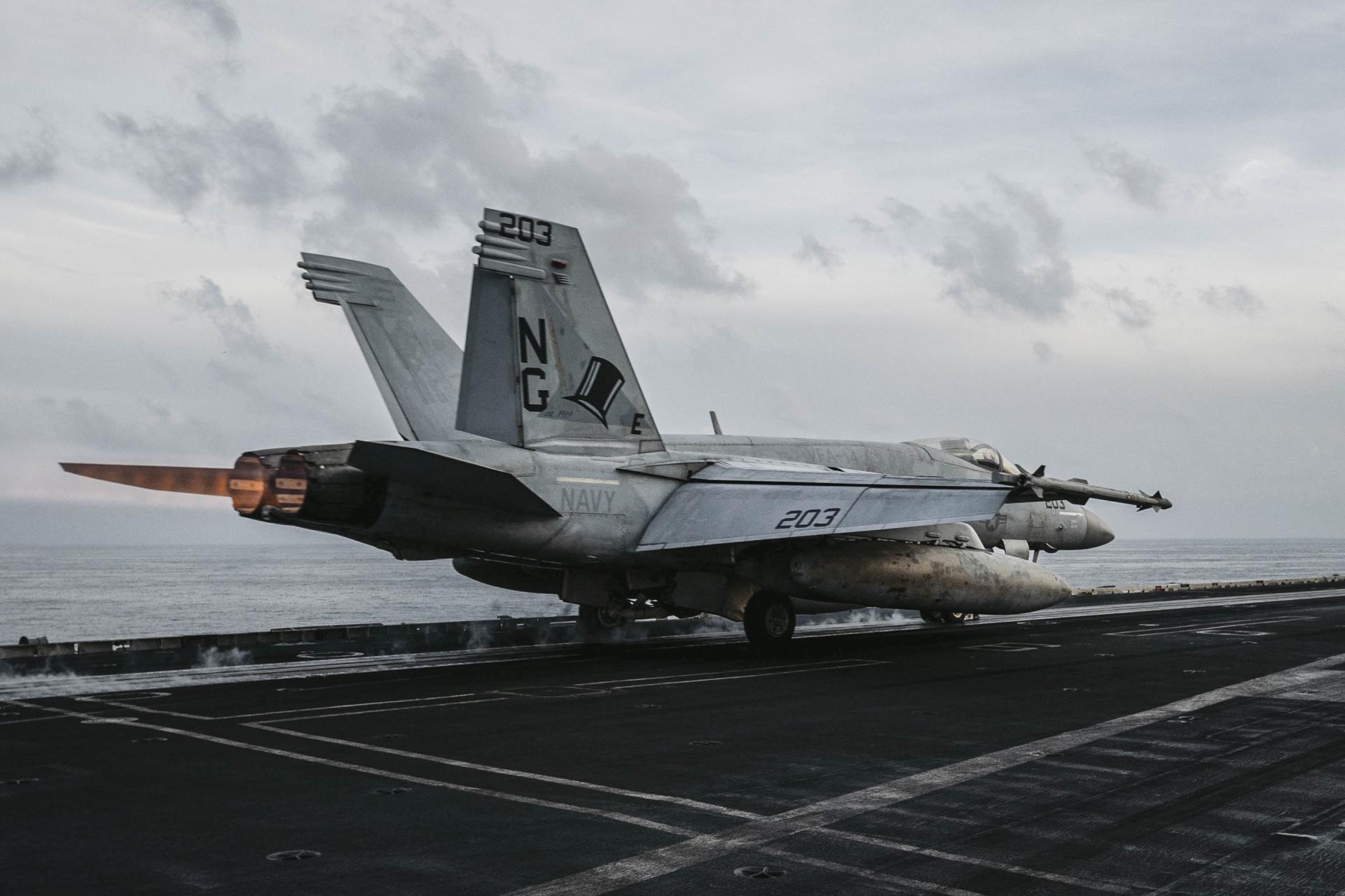 Fotografía difundida por el CENTCOM que muestra un avión de combate en el USS Abraham Lincoln durante una de las operaciones aéreas contra objetivos militares en Irán mientras navega en aguas regionales. EFE/ CENTCOM - SOLO USO EDITORIAL/SOLO DISPONIBLE PARA ILUSTRAR LA NOTICIA QUE ACOMPAÑA (CRÉDITO OBLIGATORIO) -