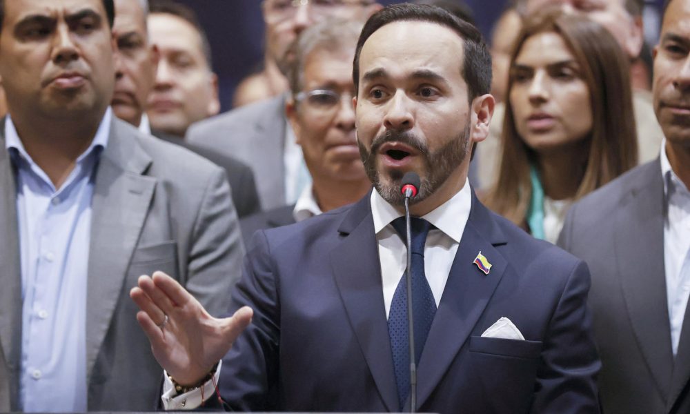 El presidente electo de Colombia, Abelardo de la Espriella, habla durante en un empalme territorial con alcaldes de Cundinamarca este jueves, en Bogotá (Colombia). EFE/ Mauricio Dueñas Castañeda